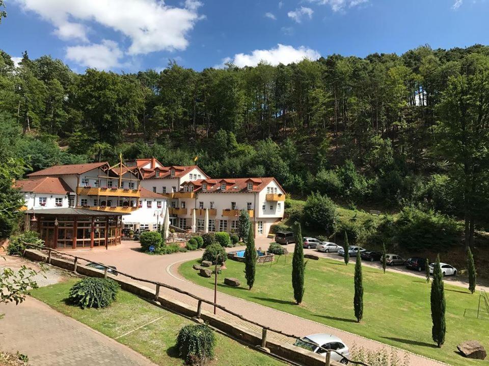 Schlosshotel ลันท์ชตูห์ล ภายนอก รูปภาพ